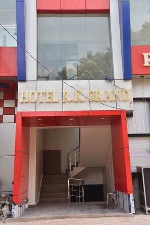 Property entrance - Hotel R K Grand (Varanasi)