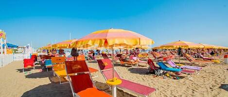 Privat strand i närheten, windsurfing och strandbarer