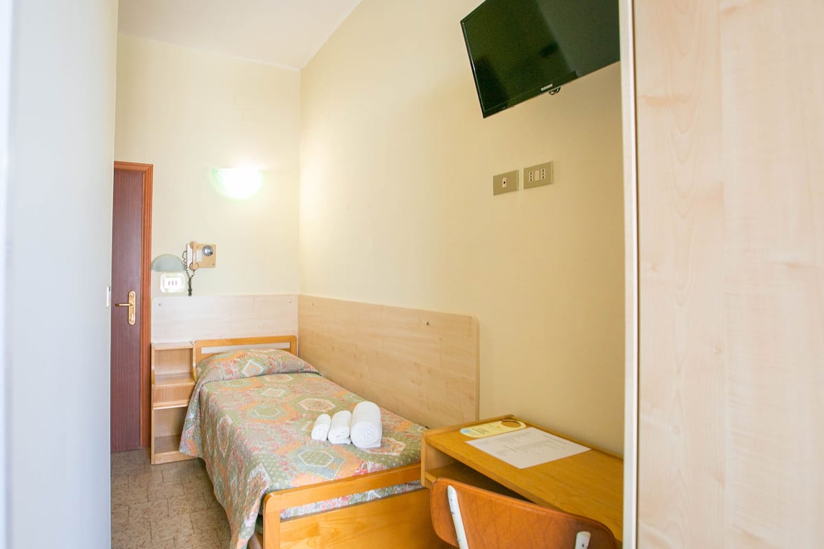 Habitación individual estándar | Caja de seguridad en la habitación, escritorio y cuna de viaje