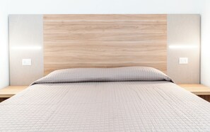 Habitación Deluxe con 1 cama doble o 2 individuales | Caja fuerte, escritorio, cuna de viaje y wifi gratis