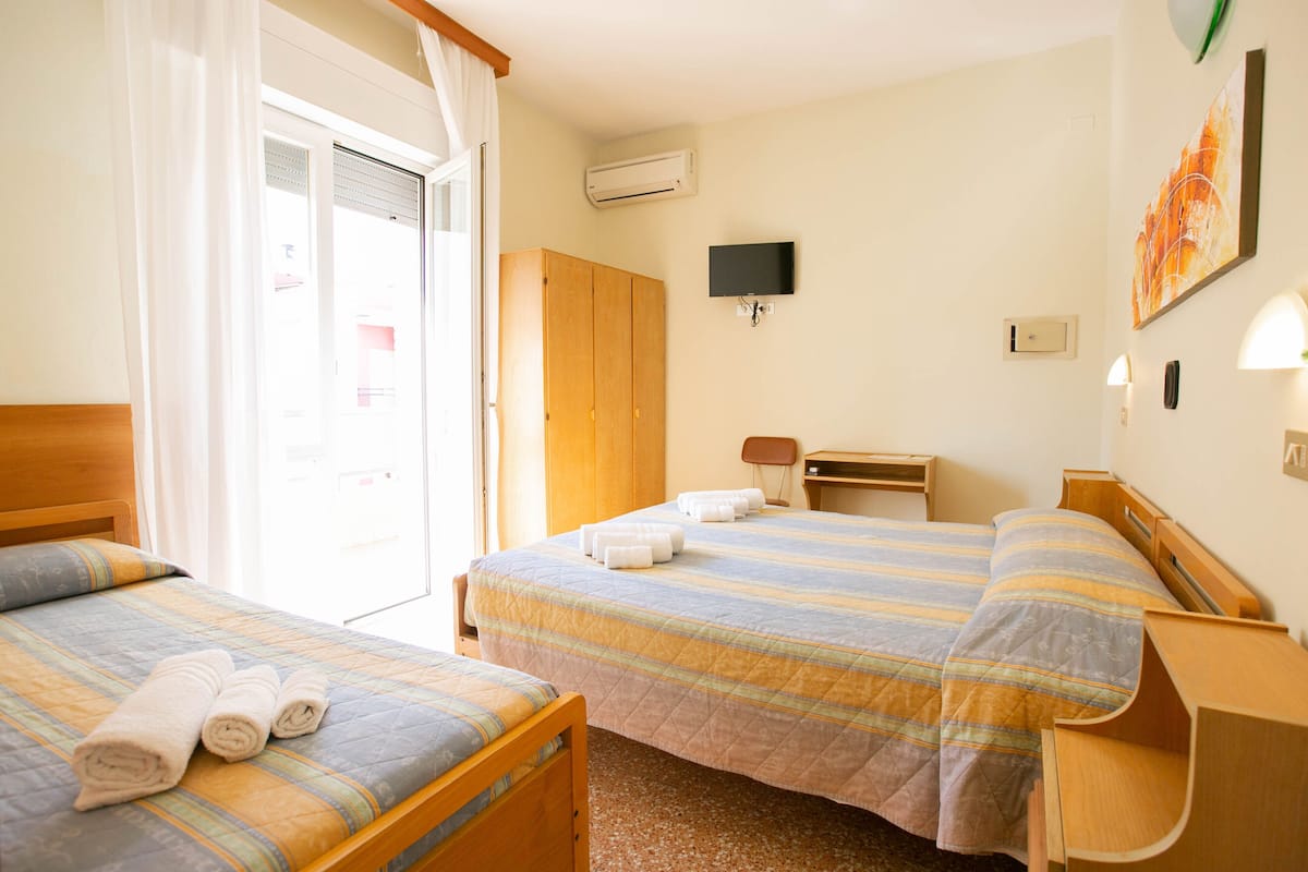 Habitación triple | Caja de seguridad en la habitación, escritorio y cuna de viaje