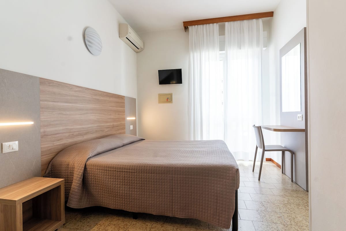 Habitación Deluxe con 1 cama matrimonial o 2 individuales | Caja de seguridad en la habitación, escritorio y cuna de viaje