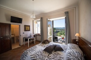 1 habitación, caja de seguridad en la habitación y escritorio 