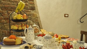 Un buffet de petit-déjeuner proposant une variété de fruits, de viennoiseries et de produits laitiers.