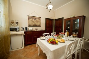 Daily buffet breakfast for a fee - Borgo Cortese (Gavi)