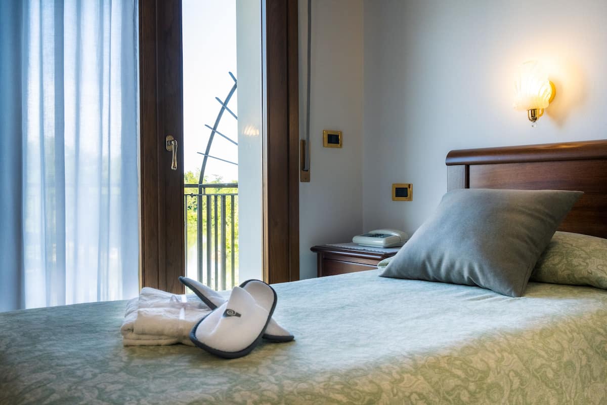 twin room | minibar, desk, soundproofing, free wifi