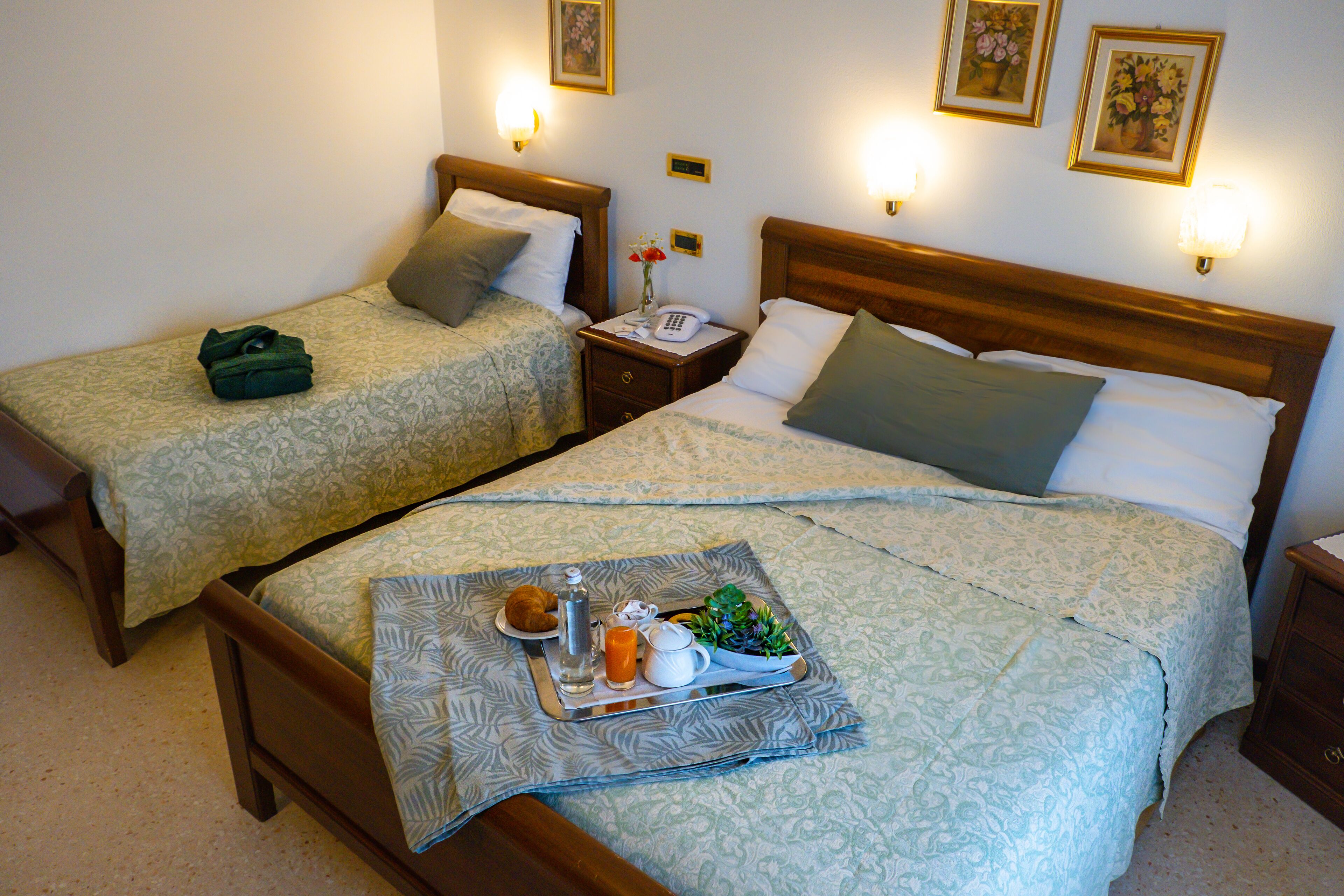 triple room | minibar, desk, soundproofing, free wifi