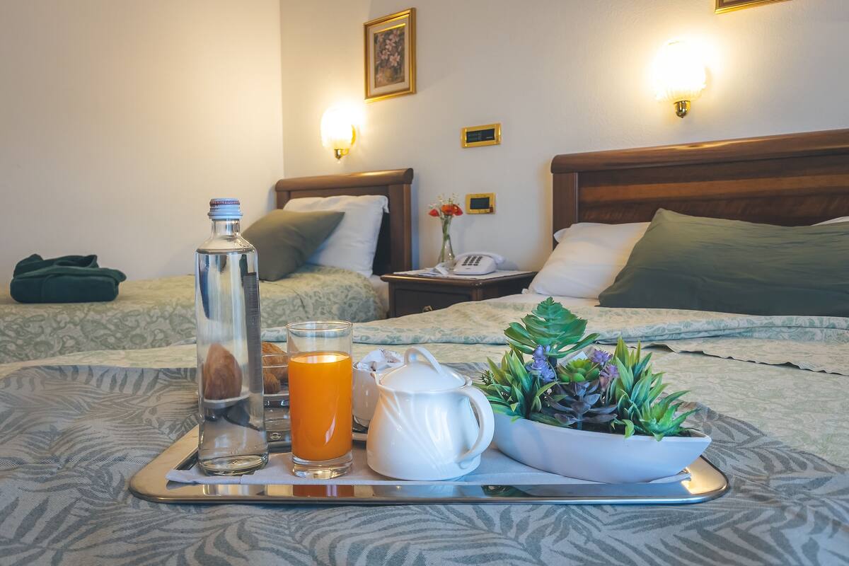 triple room | minibar, desk, soundproofing, free wifi