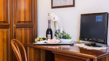Habitación doble | Minibar, escritorio, sistema de insonorización y wifi gratis