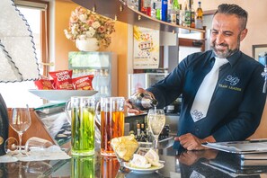 Se sirven almuerzos y cenas, cocina local e internacional