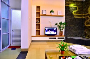 Superior Room | Bathroom | Shower, free toiletries, hair dryer, slippers - Mia House Hanoi Central (Hanoi)