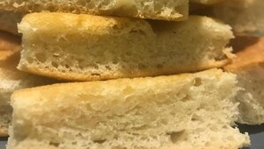 A stack of bread slices on a plate. - Locanda Kon Tiki (Alassio)
