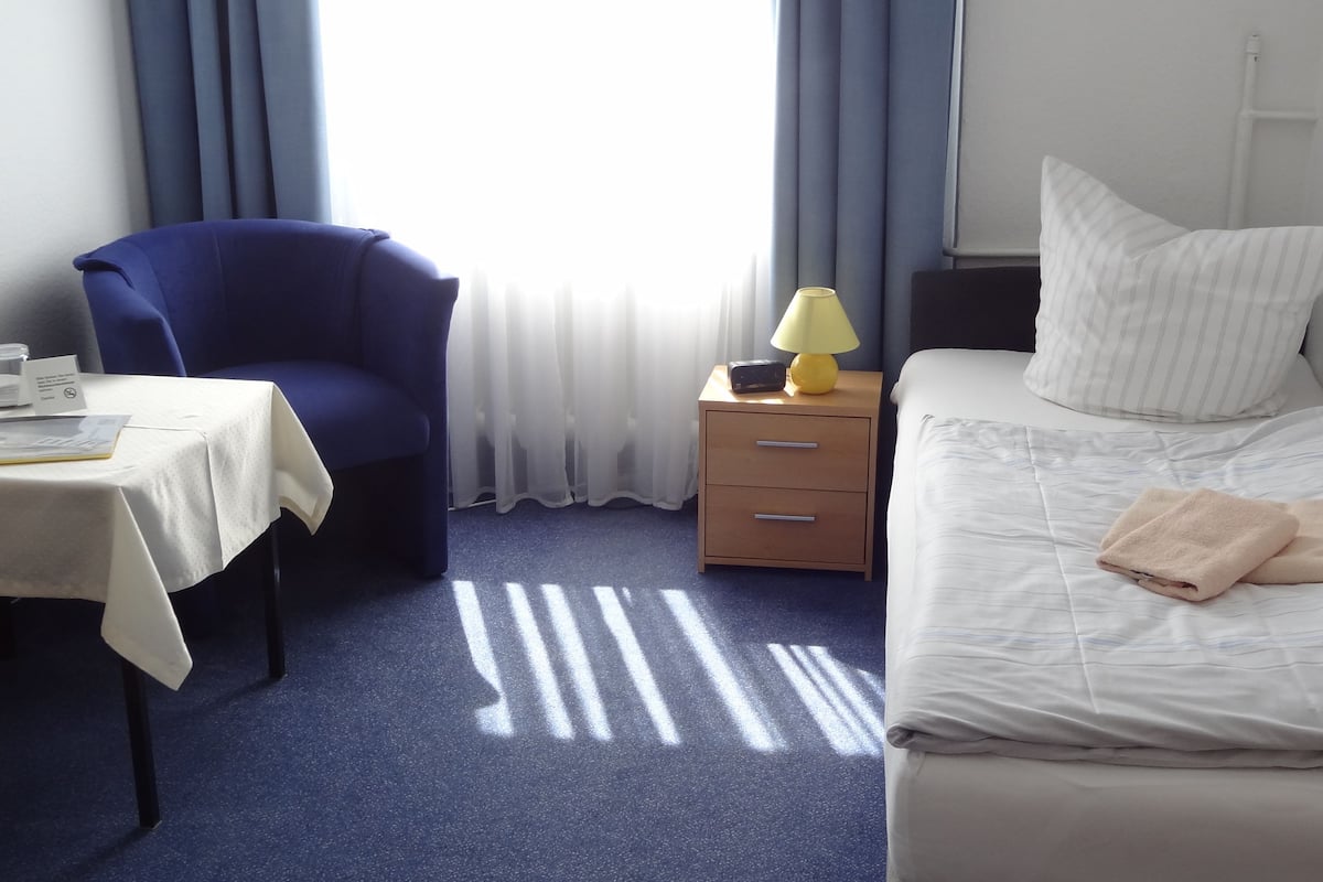 Habitación individual | Caja de seguridad en la habitación, cunas, wifi gratis y ropa de cama