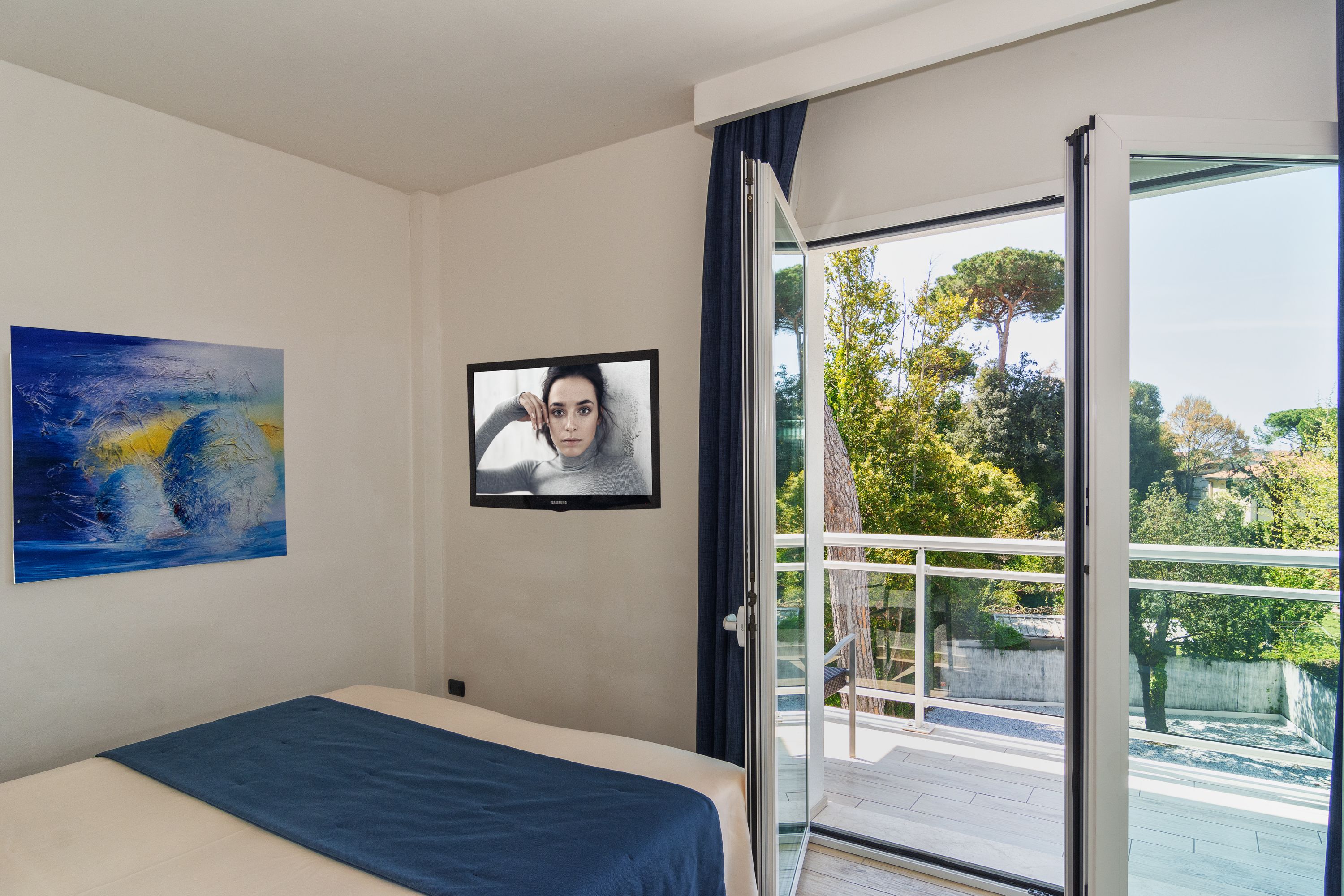 junior suite | minibar, in-room safe, desk, soundproofing