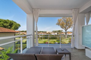 华丽双人房, 泳池景观 | 露台