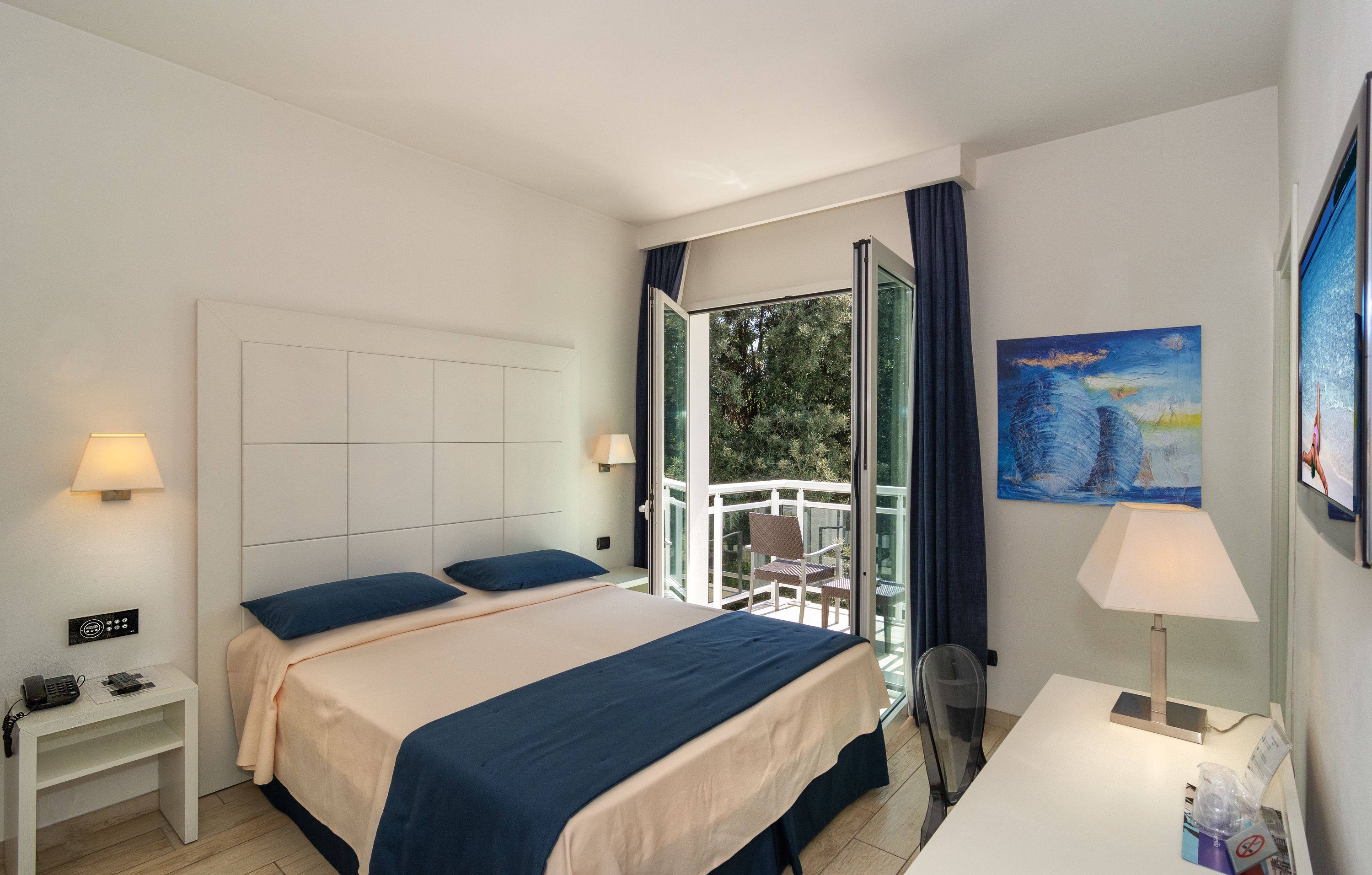 classic double room | minibar, in-room safe, desk, soundproofing