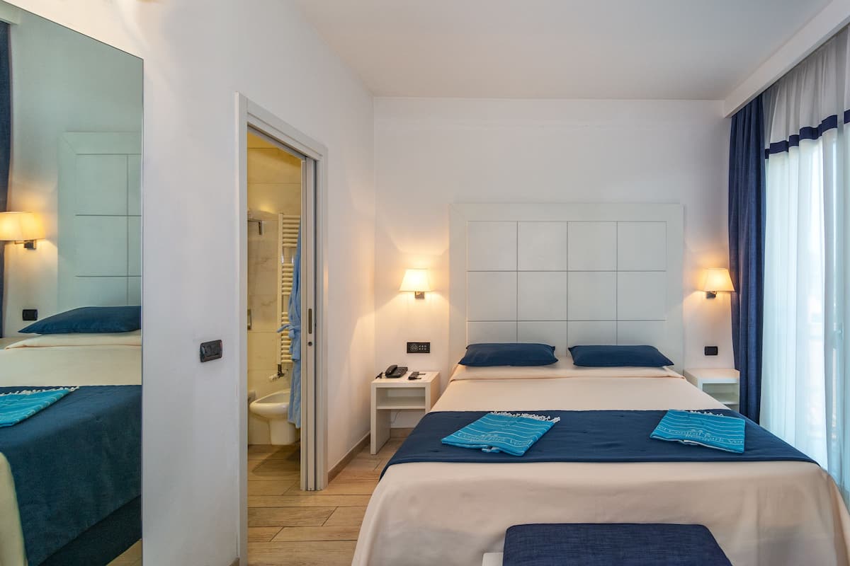 deluxe double room, pool view | minibar, in-room safe, desk, soundproofing