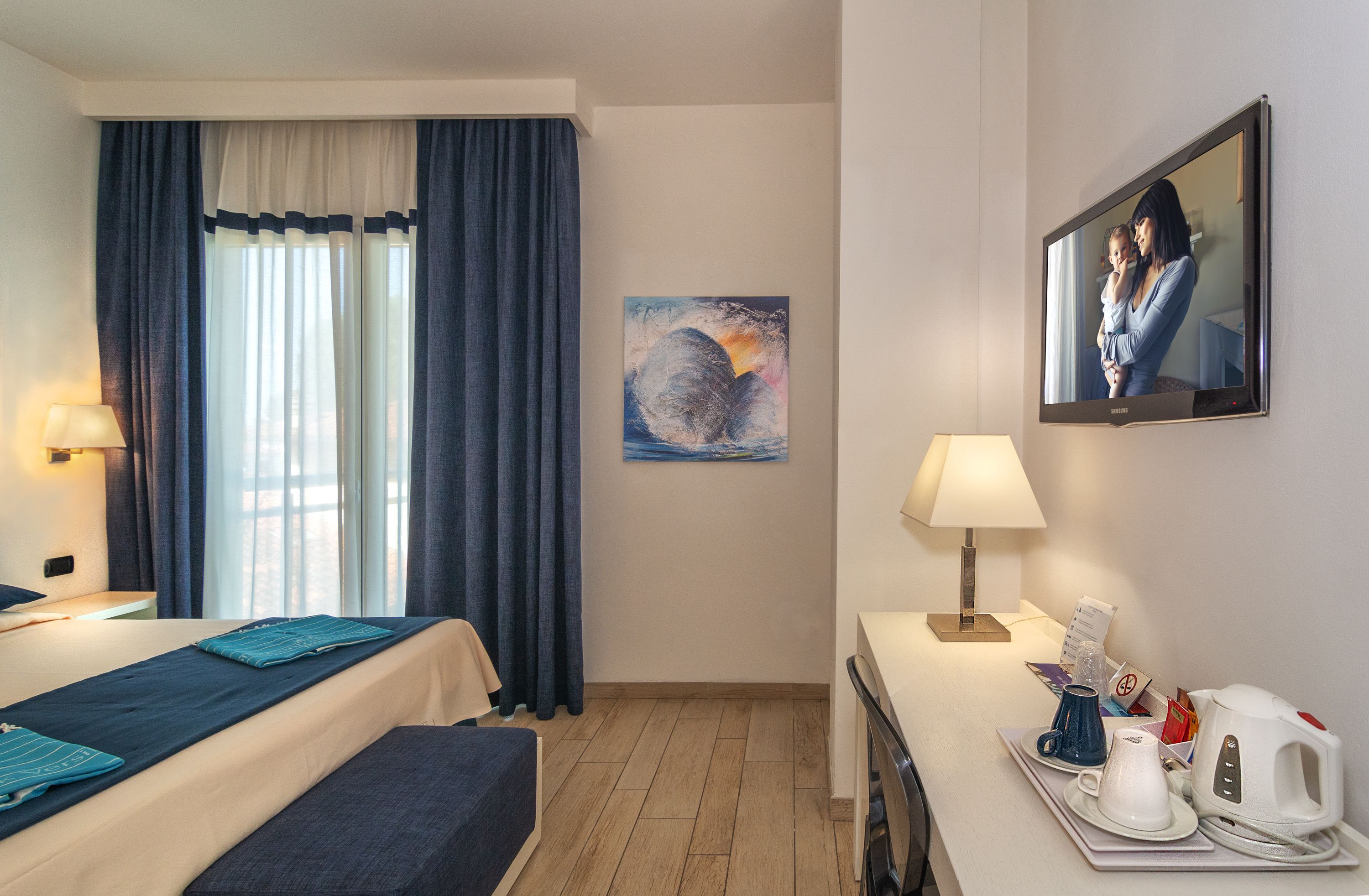 deluxe double room, pool view | minibar, in-room safe, desk, soundproofing