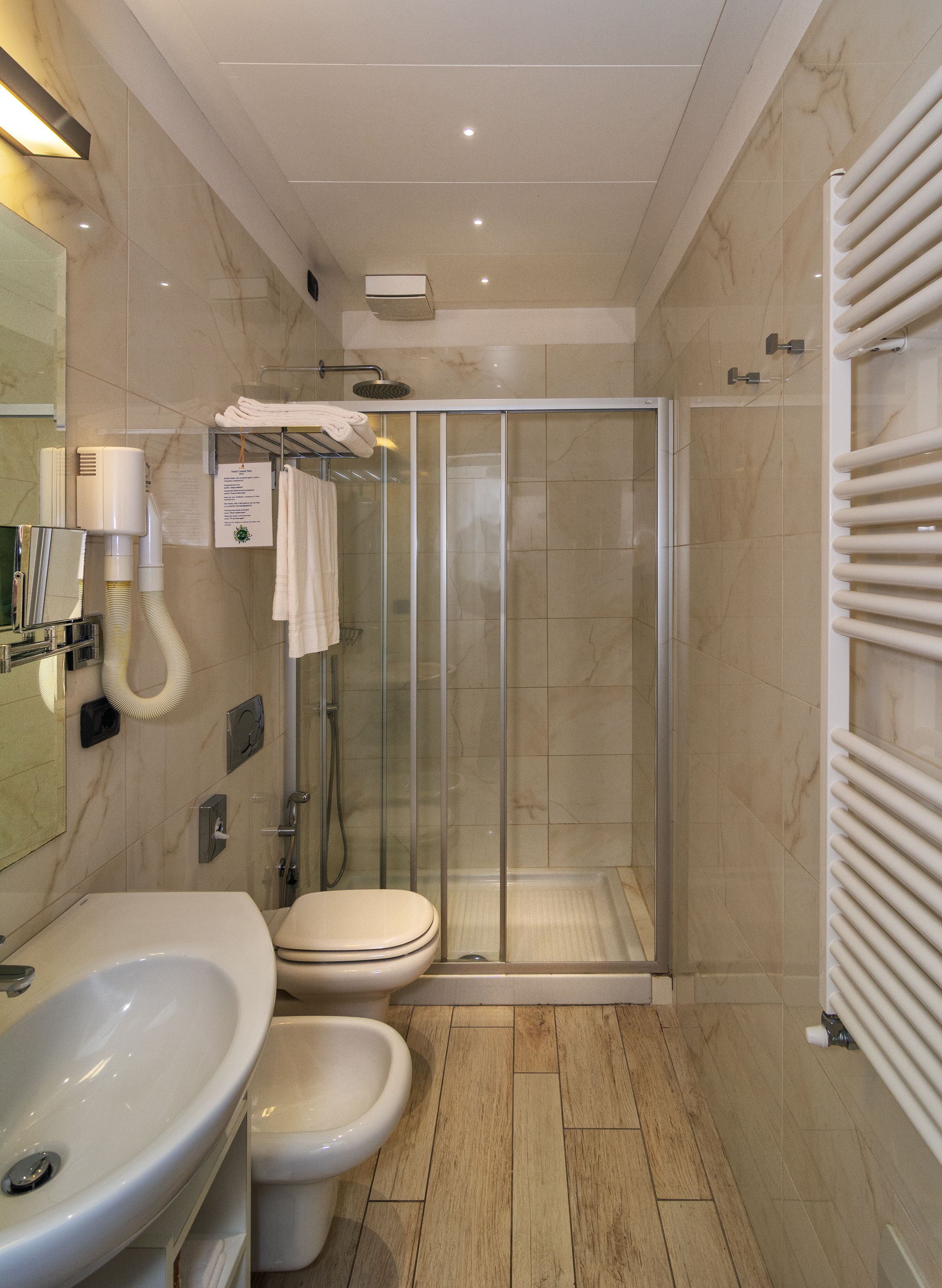 classic double room | bathroom | shower, free toiletries, hair dryer, bidet
