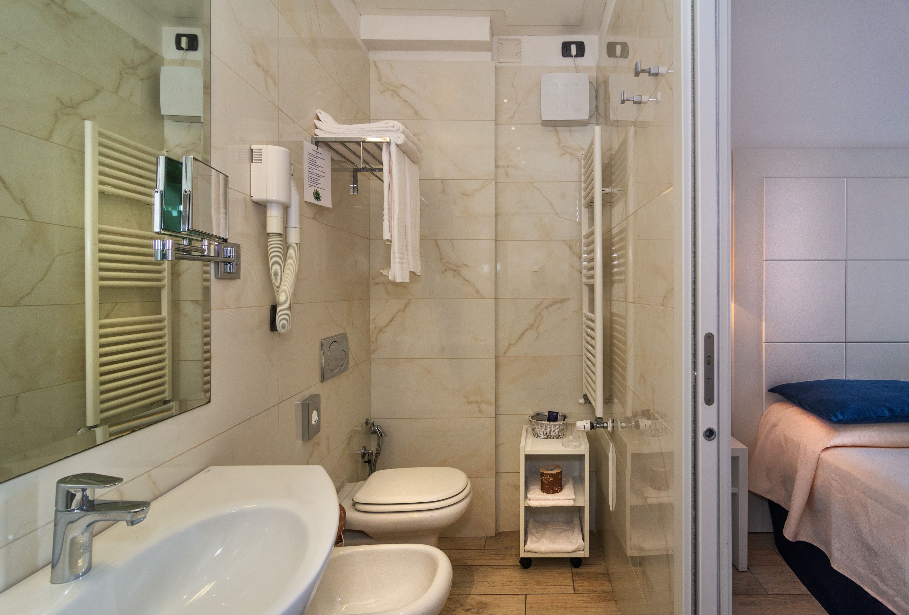 classic double room | bathroom | shower, free toiletries, hair dryer, bidet