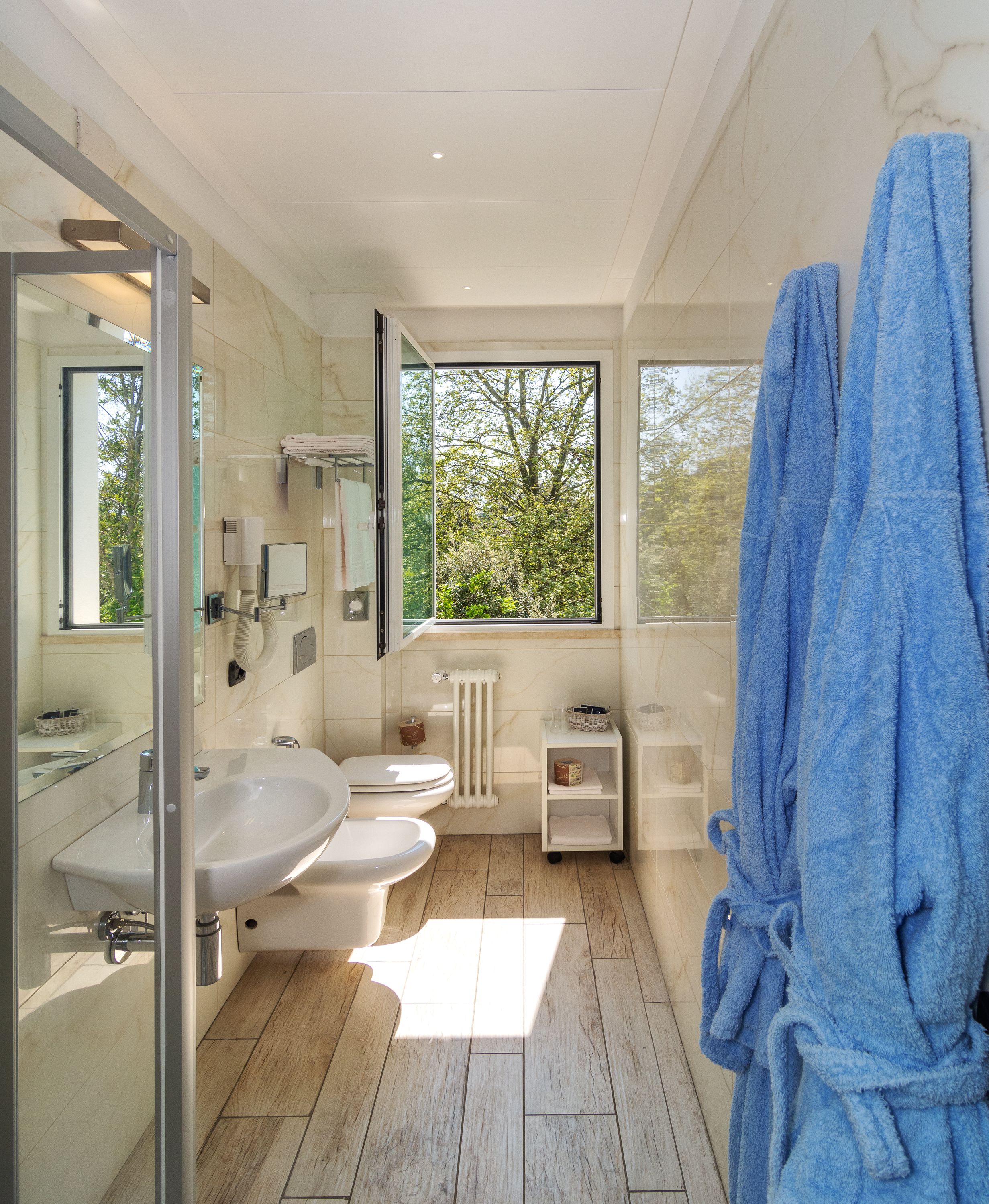 junior suite | bathroom | shower, free toiletries, hair dryer, bidet