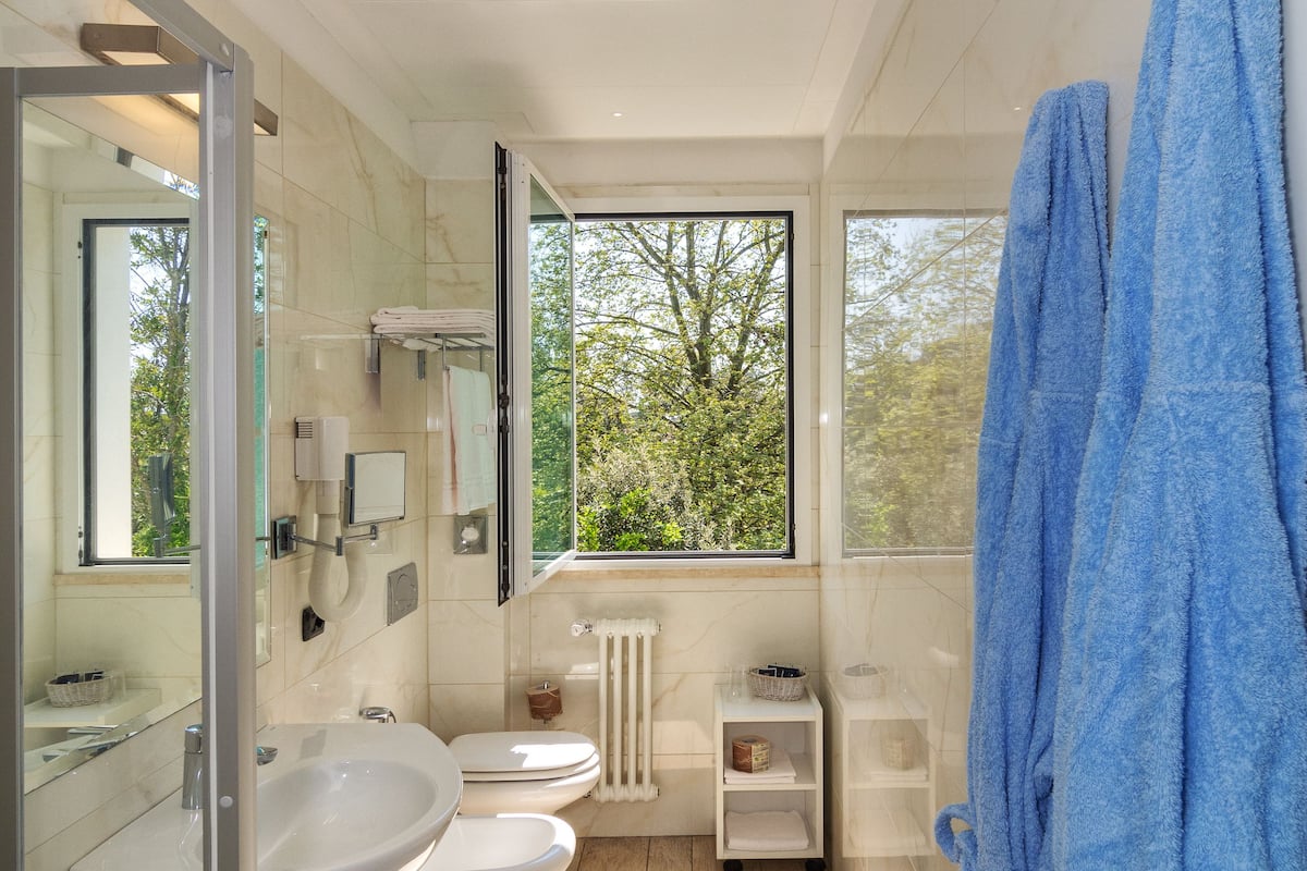 junior suite | bathroom | shower, free toiletries, hair dryer, bidet