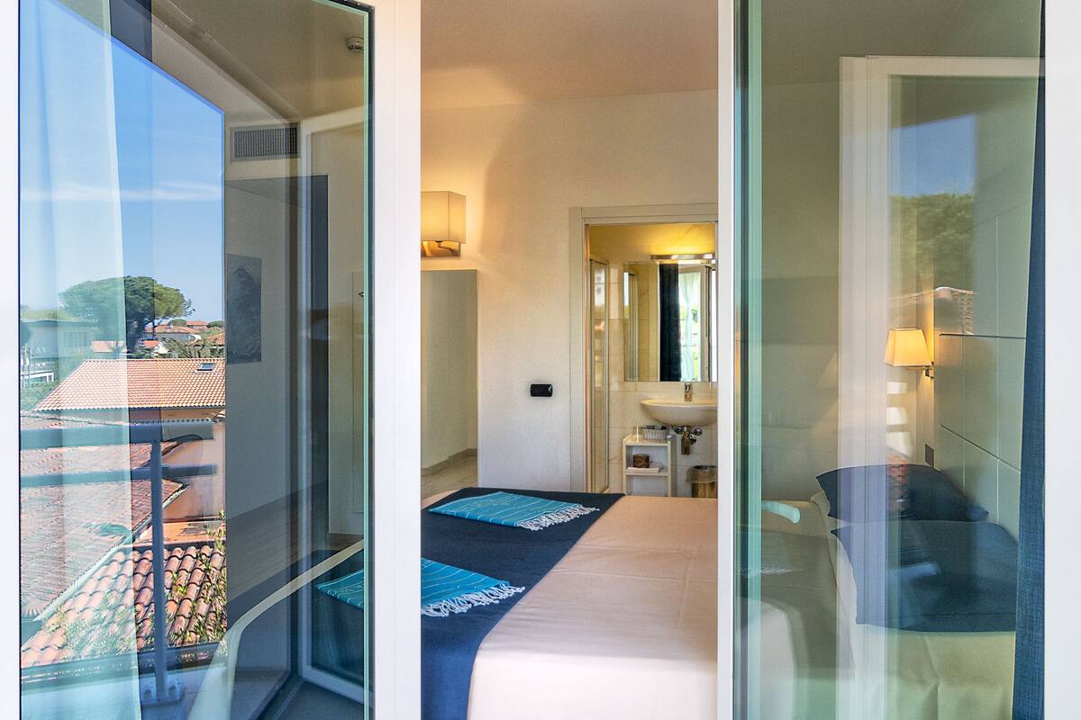 deluxe double room, pool view | minibar, in-room safe, desk, soundproofing