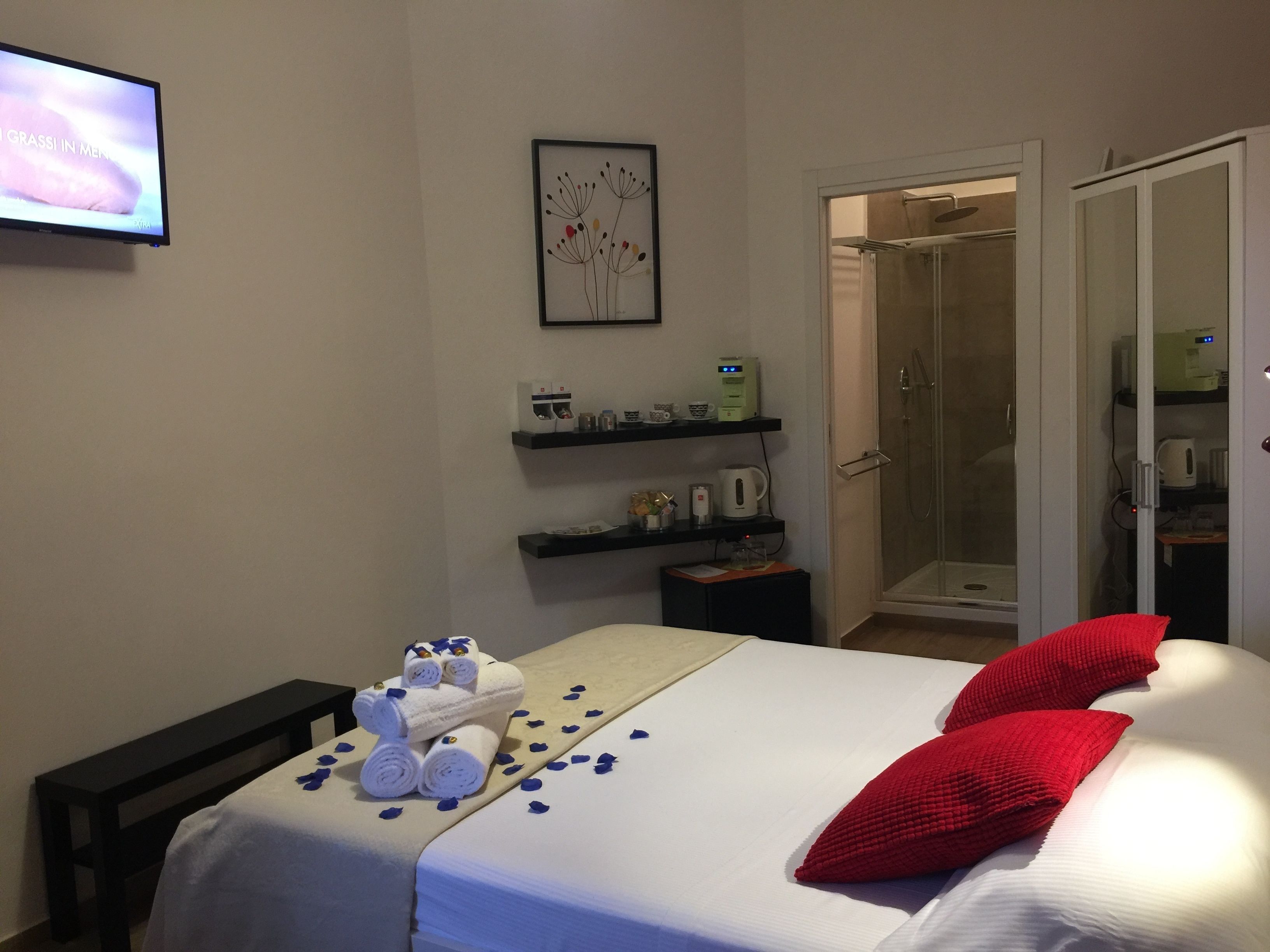 Classic Double Room, Partial Sea View | 1 bedroom, minibar, in-room safe, desk