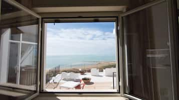 Comfort tweepersoonskamer, uitzicht op zee | 1 slaapkamer, een minibar, een kluis op de kamer, een bureau