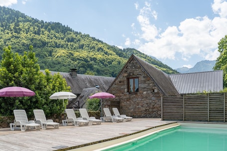 Seasonal outdoor pool. Garden & City Bagnères-de-Bigorre - Domaine de Ramonjuan