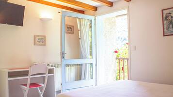 Työpöytä, ilmainen Wi-Fi, vuodevaatteet