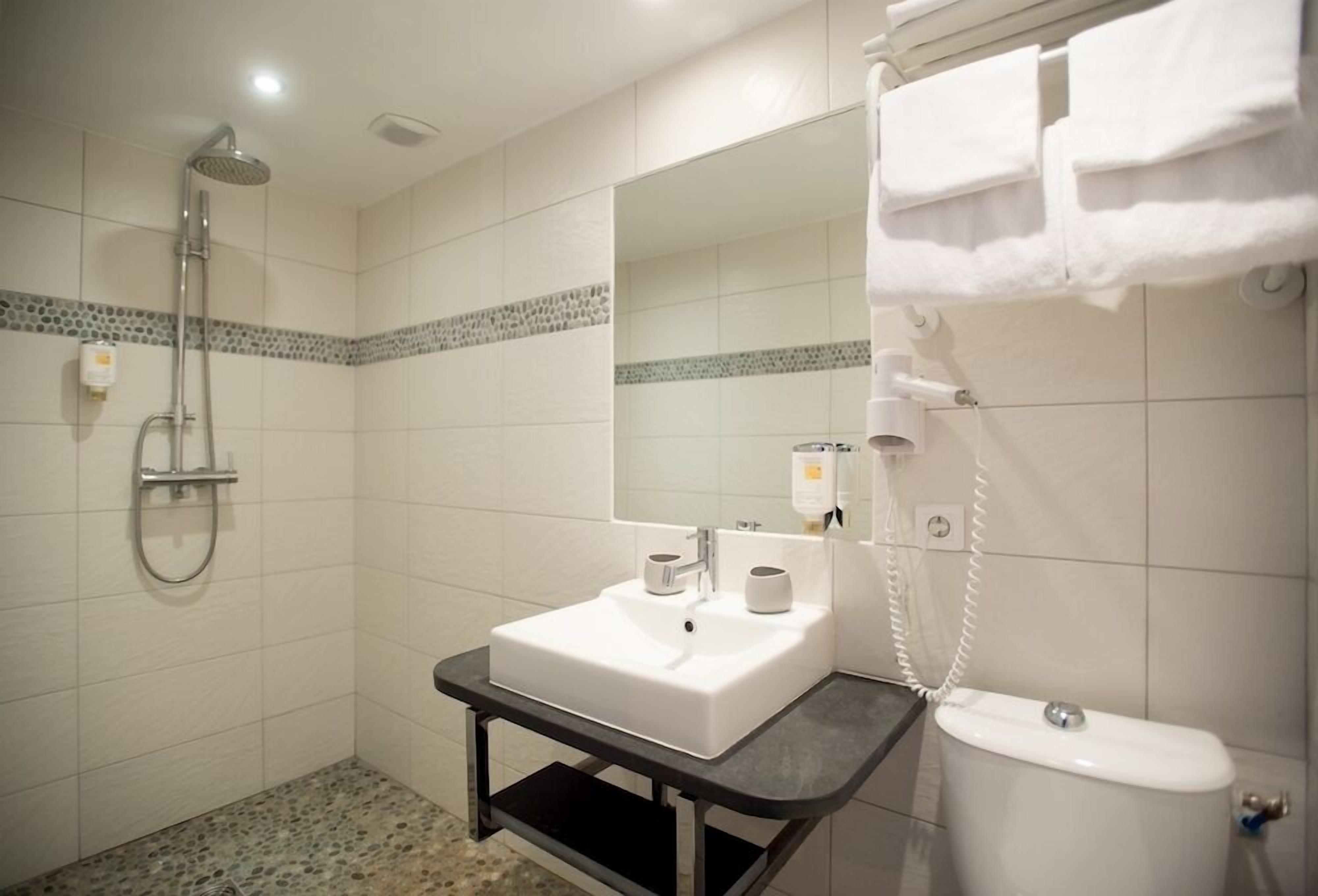 classic double or twin room, ensuite | bathroom | shower, hair dryer, towels, soap