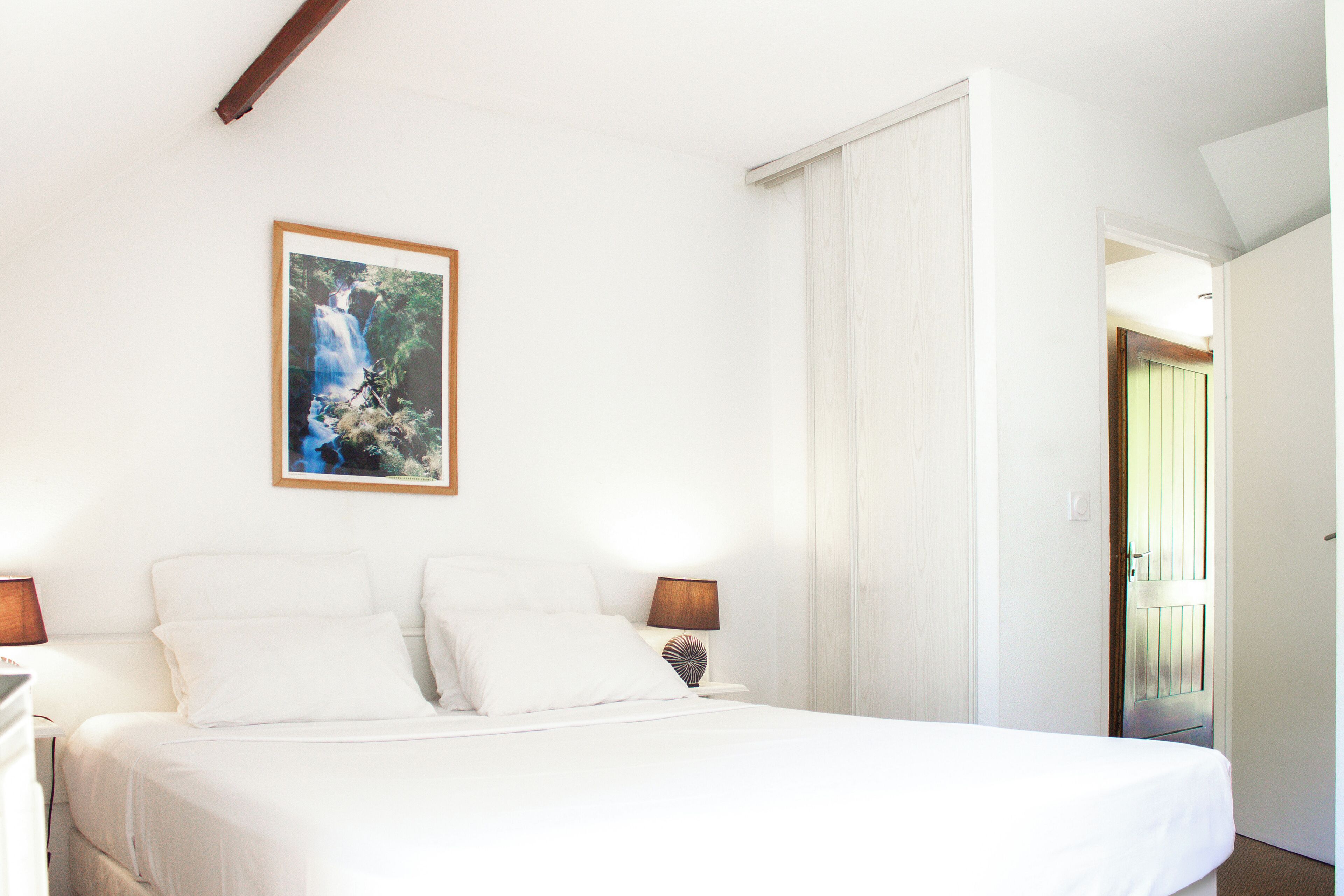 Escritorio, wifi gratis, ropa de cama