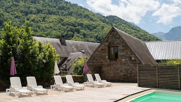 Una piscina al aire libre de temporada