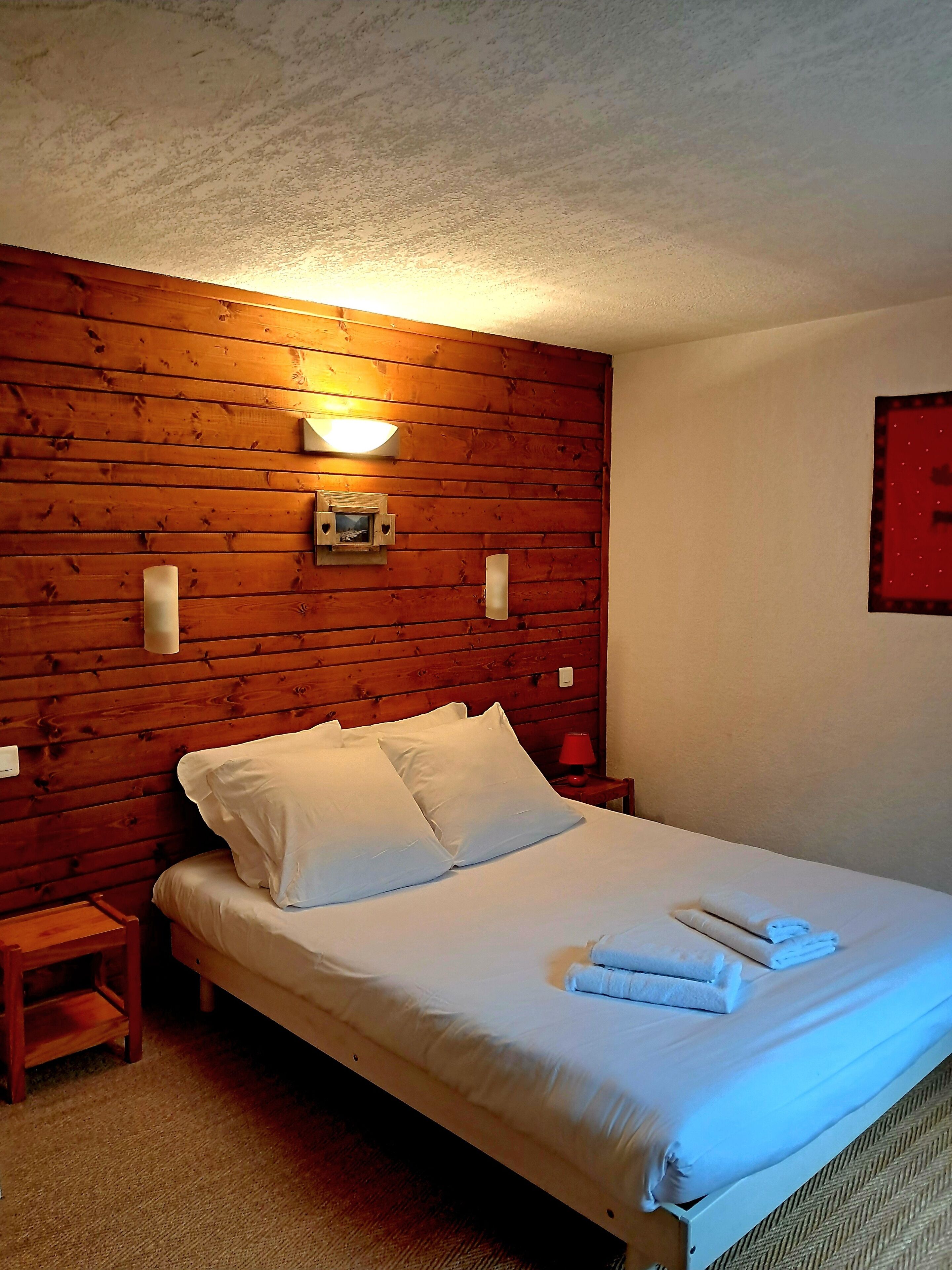 Yhden hengen perushuone | Työpöytä, ilmainen Wi-Fi, vuodevaatteet