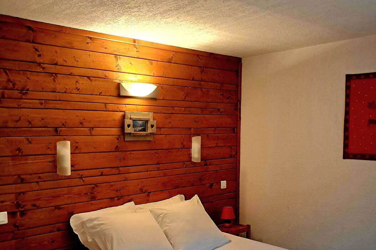Basic Single Room | 2 bedrooms, desk, free WiFi, bed sheets