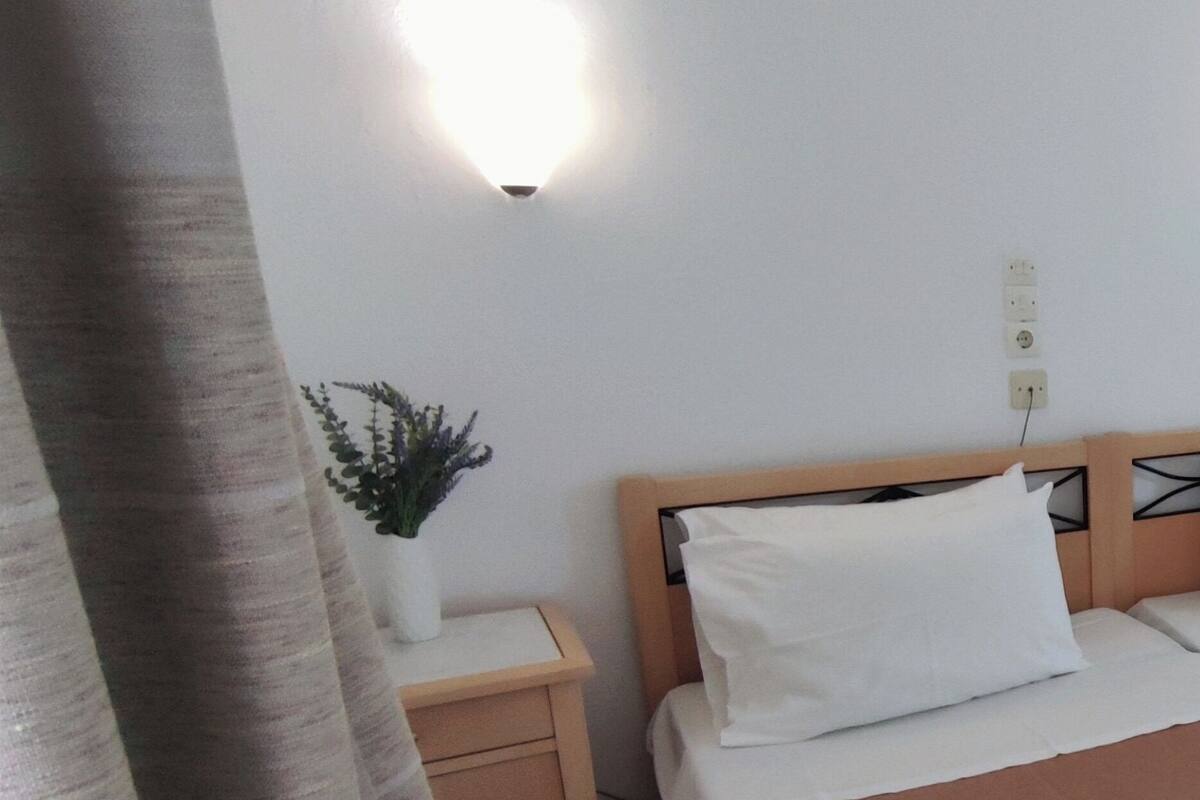 In-room safe, free WiFi, bed sheets