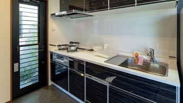 Refrigerador con freezer, microondas, placa de cocina