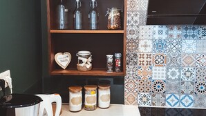 คอมฟอร์ทอพาร์ทเมนท์ | ครัวส่วนตัว | เครื่องชงกาแฟเอสเปรสโซ, เครื่องช  งกาแฟ/ชา, ตู้เย็น, ไมโครเวฟ