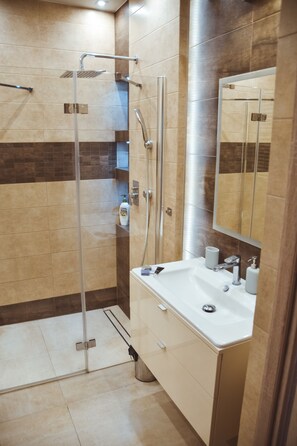 Comfort Apartment | Bathroom | Shower, free toiletries, hair dryer, slippers