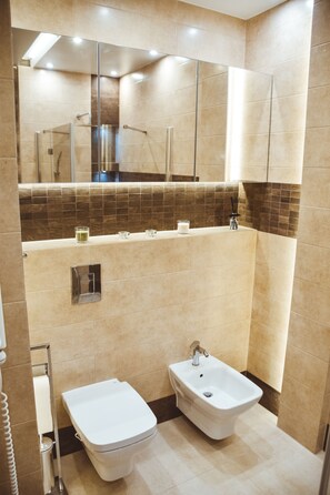 Comfort-Apartment | Badezimmer | Dusche, kostenlose Toilettenartikel, Haartrockner, Hausschuhe