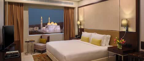 Deluxe Suite, 1 Bedroom | Premium bedding, minibar, in-room safe, desk
