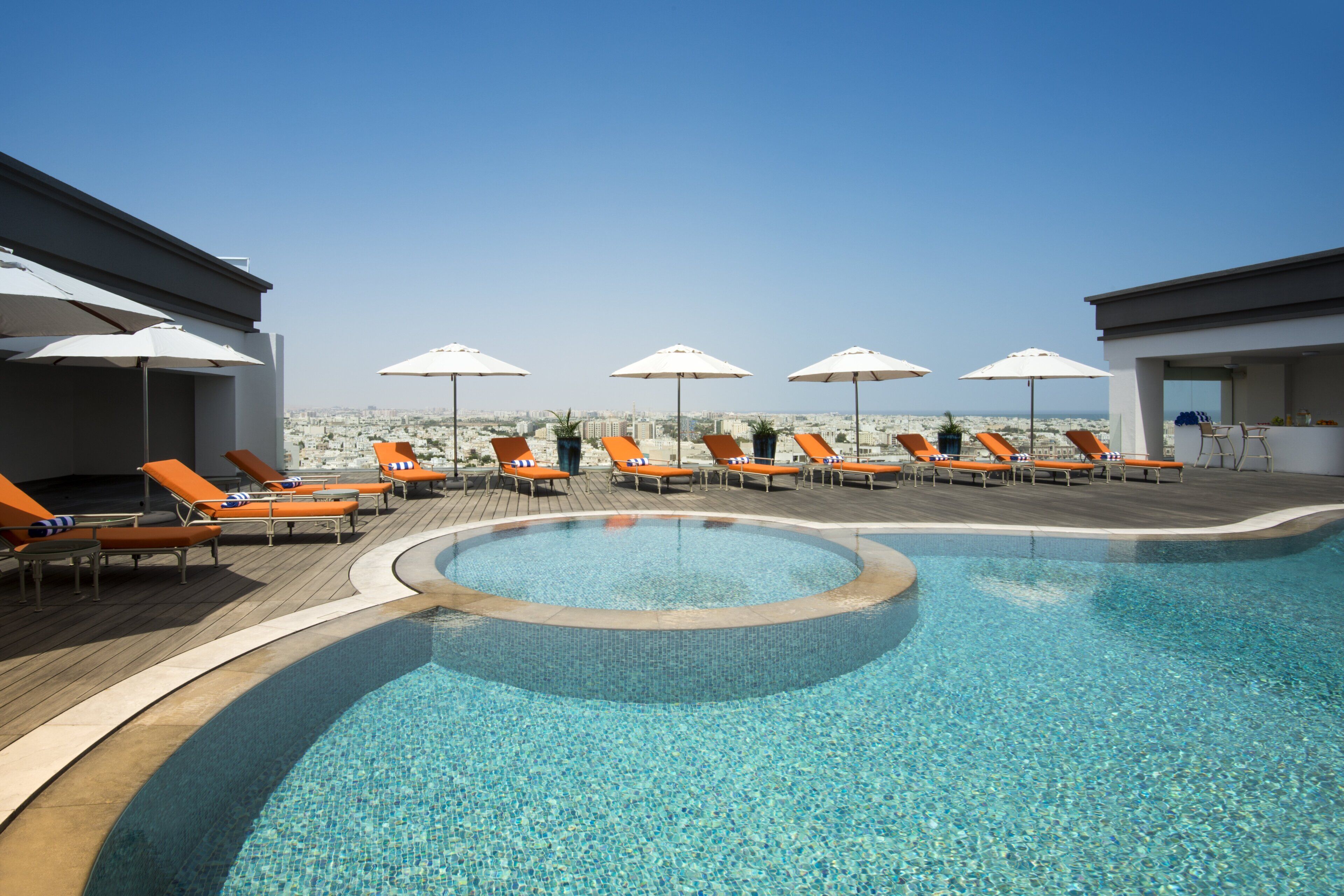 Piscina externa, guarda-sóis, espreguiçadeiras