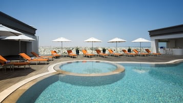 Piscina externa, guarda-sóis, espreguiçadeiras