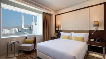 Sengetøy av topp kvalitet, minibar og safe på rommet