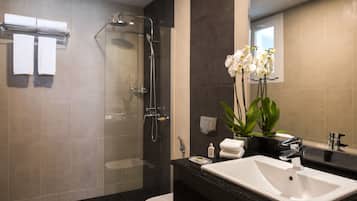 Shower, rainfall showerhead, free toiletries, hair dryer