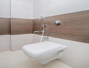 Shower, rainfall showerhead, free toiletries, towels