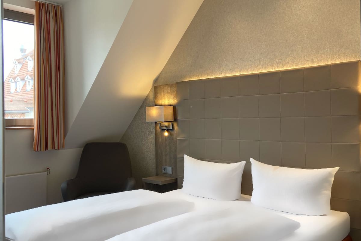 basic double room | in-room safe, individually decorated, individually furnished, desk