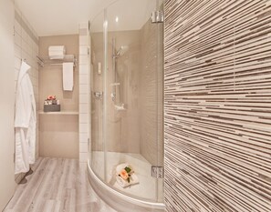 Deep soaking tub, free toiletries, hair dryer, towels