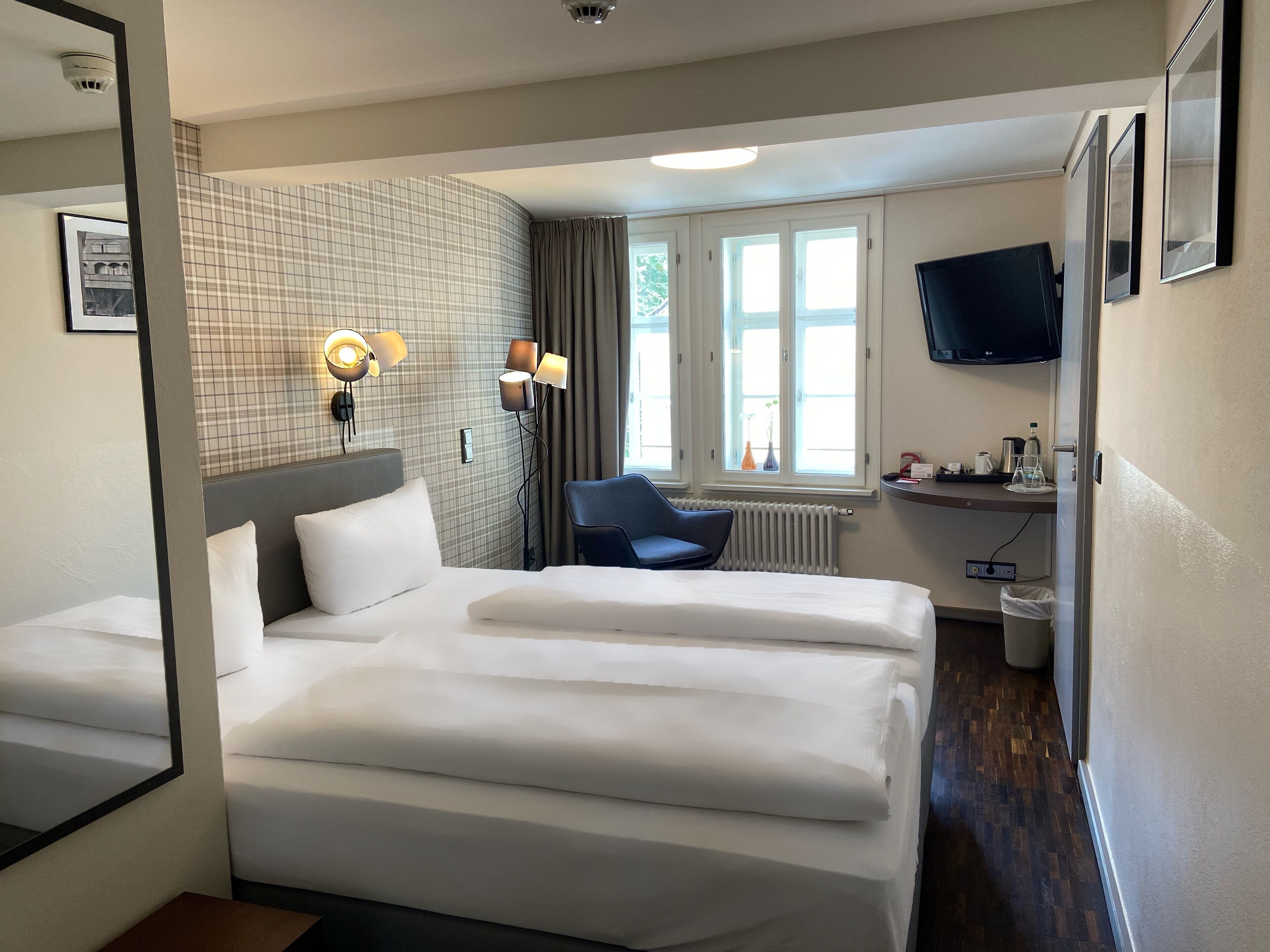 double room, annex building (directly on krämerbrücke -no elevator) | in-room safe, individually decorated, individually furnished, desk